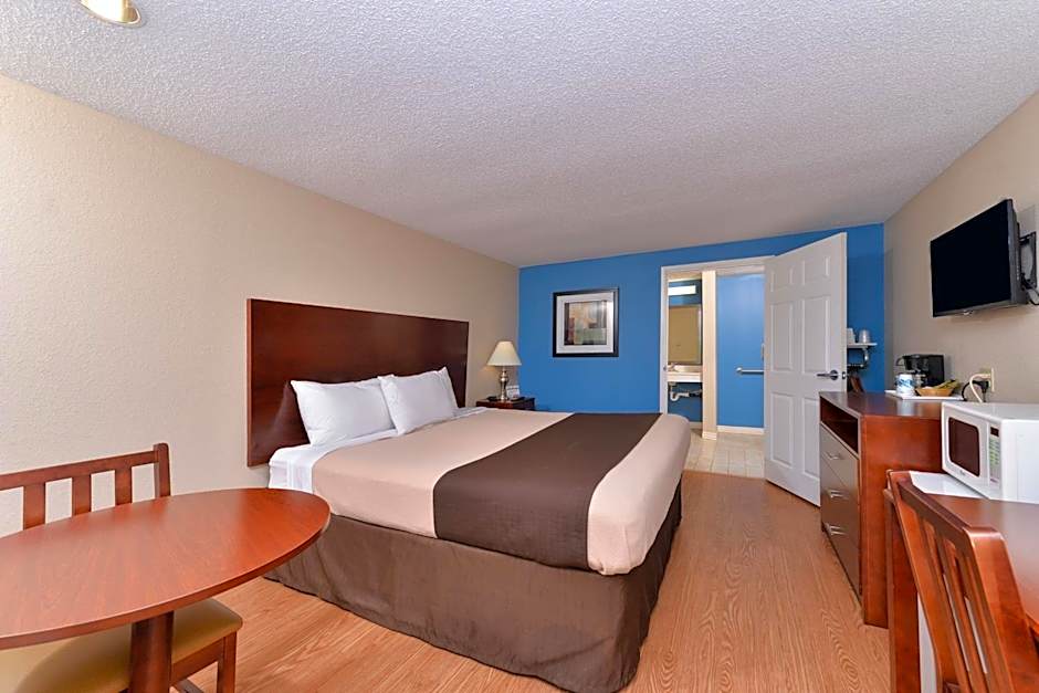 Photo 1 of 4 of 1 King Bed, Nonsmoking