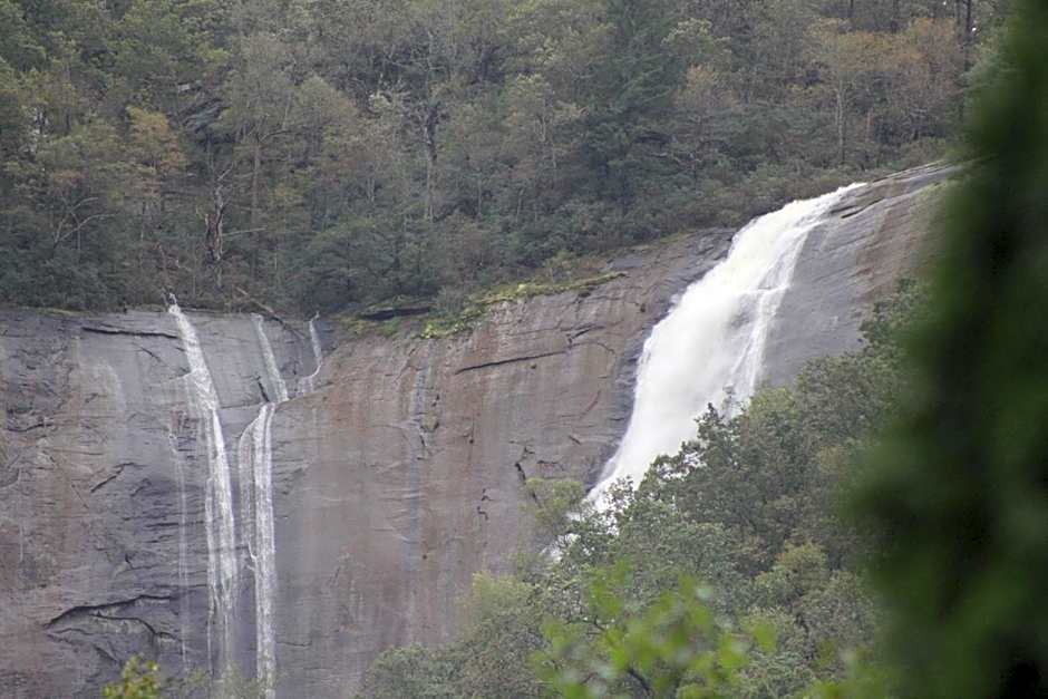 The Evening Shade River Lodge and Cabins