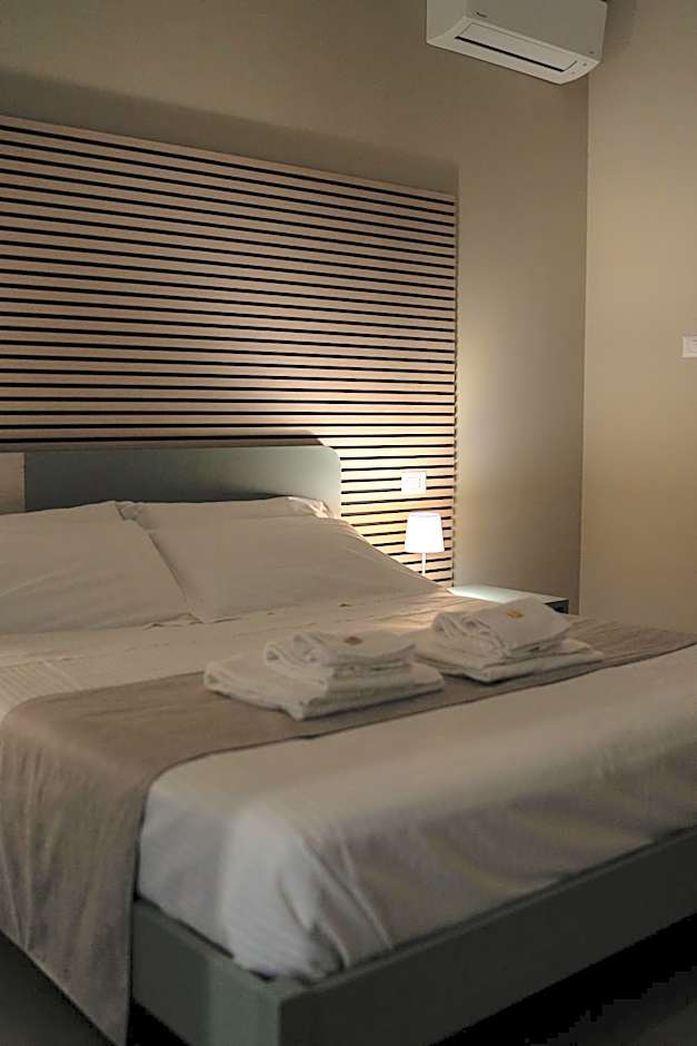 Skyline Rooms & Suites