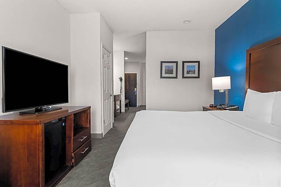 Comfort Inn & Suites near Tinley Park Amphitheater