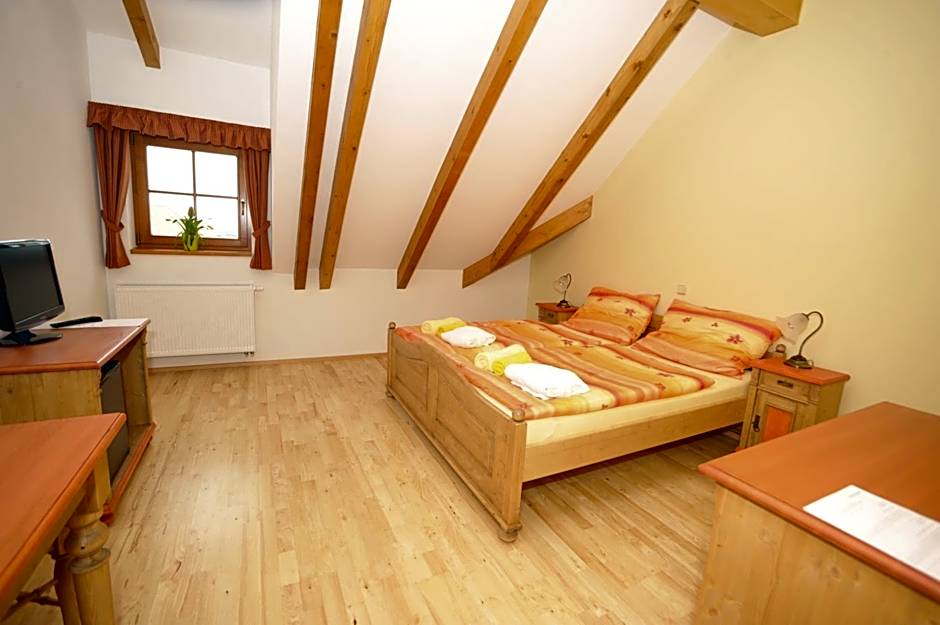 Hotelový a jezdecký areál Dvůr Krutěnice