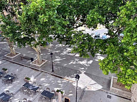SOUS LES PLATANES
