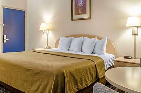 1 King Bed Nonsmoking