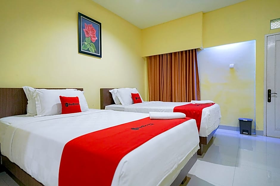 RedDoorz Plus @ Jalan FL Lumban Tobing Sibolga