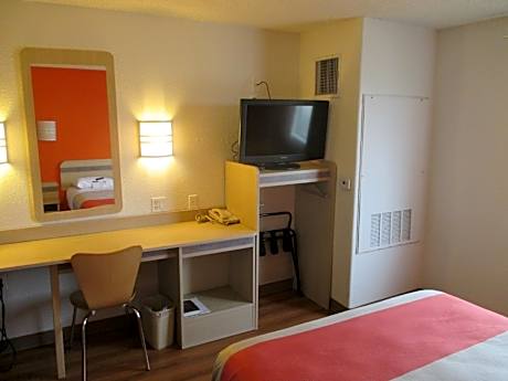 1 QUEEN BED | MOBILITY ACCESS RI SHWR NSMK