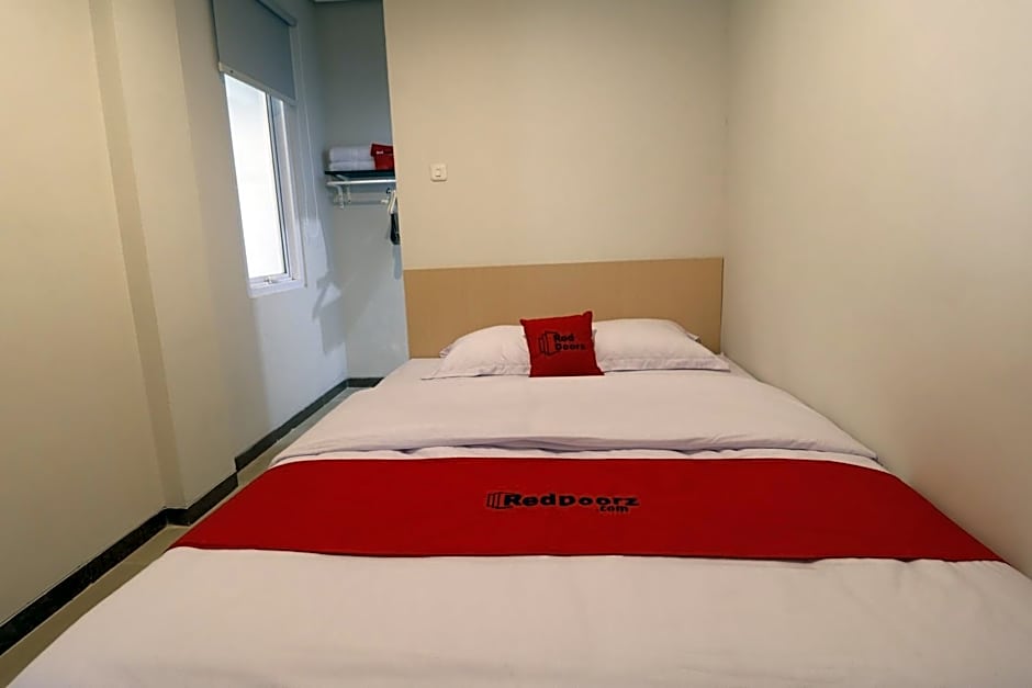 RedDoorz Plus Syariah near Mall Pondok Indah