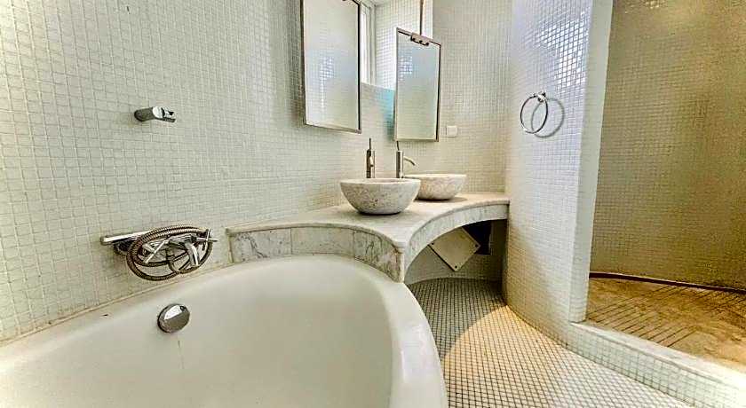 La Renaissance Hotel