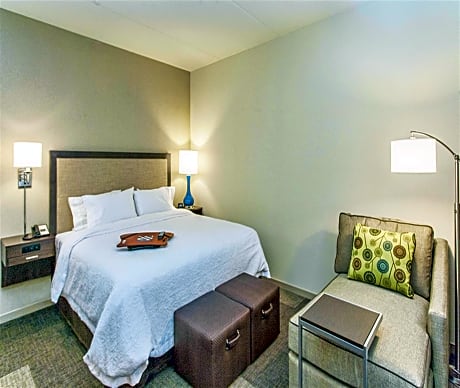 1 King Mobility/Hearing Access Tub Studio Ns