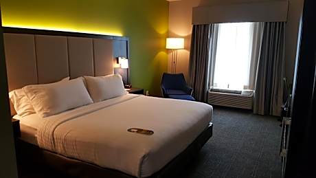Standard King Room with Mobility Accessible Tub