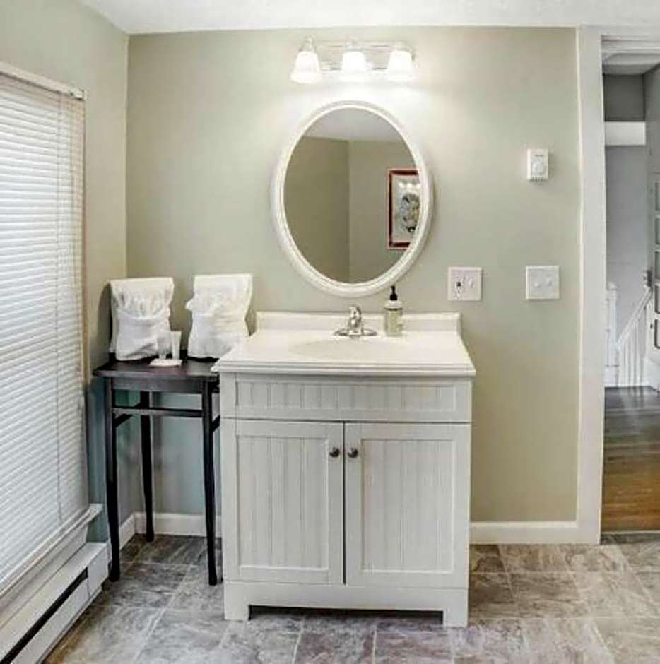 Walk To Parks, Dining & Lake! Game Room! Hot Tub!