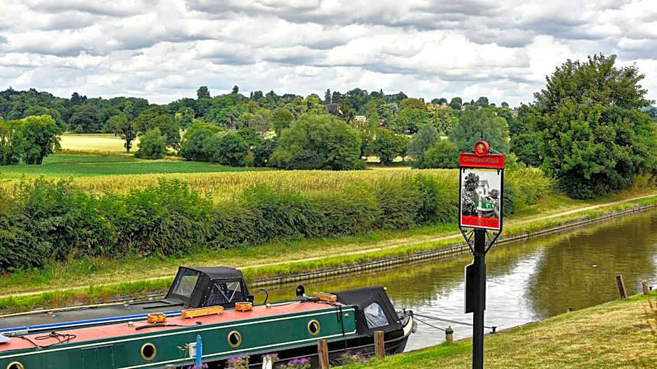 Narrowboat at Weedon