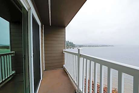 Double Queen Room with Balcony- Ocean View (Pet Friendly)