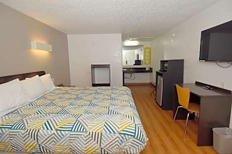 King Room with Roll-in Shower - Disability Access - Non-Smoking