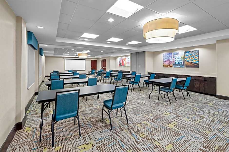 Hampton Inn By Hilton & Suites Camp Springs