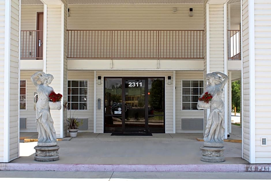 Carom Inn a Travelodge by Wyndham Denham Springs-Baton Rouge
