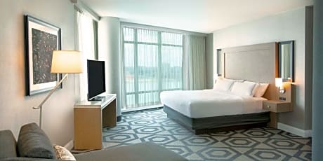 Forum Tower Luxury 2 Bed River View Jetted Tub Nonsmoking