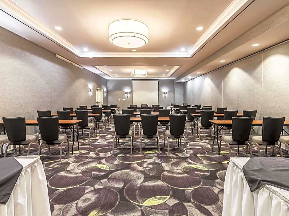 La Quinta Inn & Suites by Wyndham Arlington North Six Flags Drive