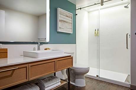 1 Bedroom Suite, 2 Queen, Non-Private Sofa Bed