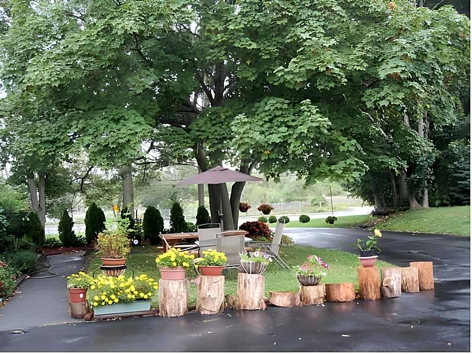 Founder's Brook Motel and Suites