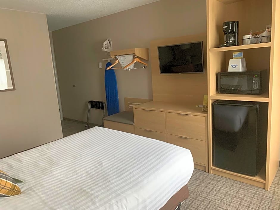 Days Inn & Suites by Wyndham Duluth by the Mall
