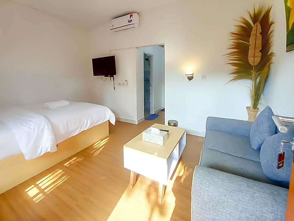 Abams Gili Air