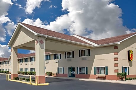 Super 8 by Wyndham Three Rivers