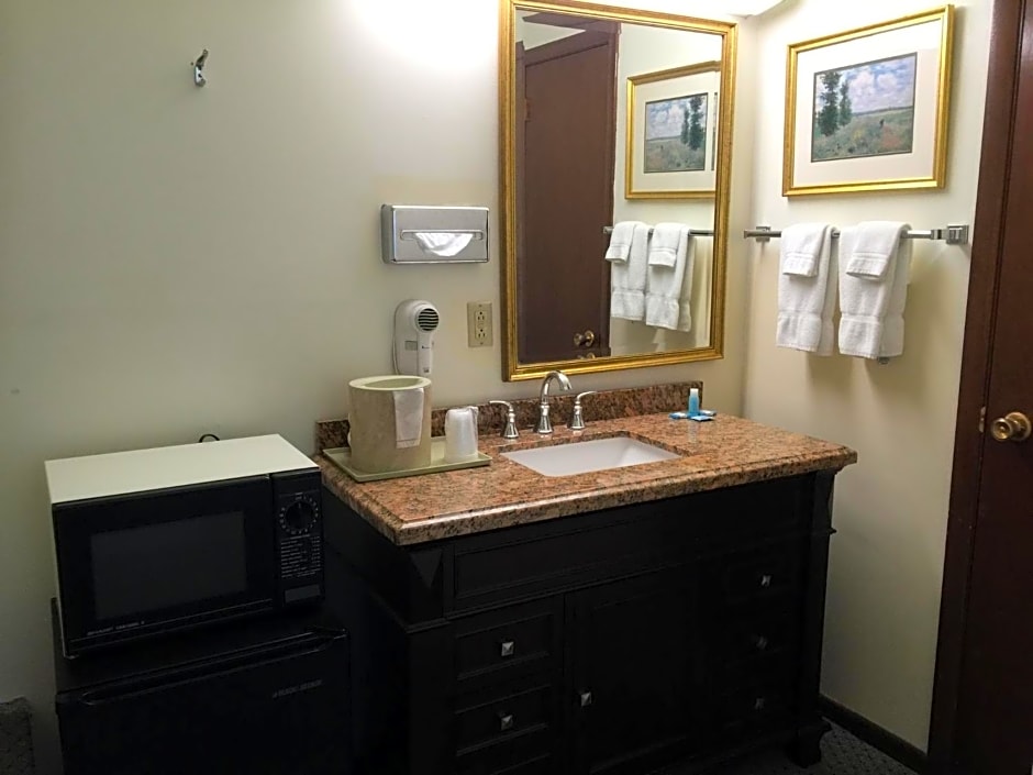 Crest Country Inn