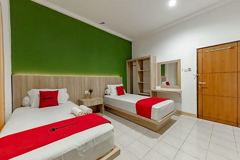RedDoorz Syariah near Taman Bekapai 2