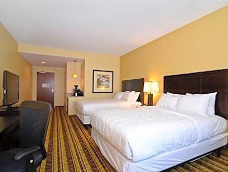 2 Queen Room Fridge And Microwave
