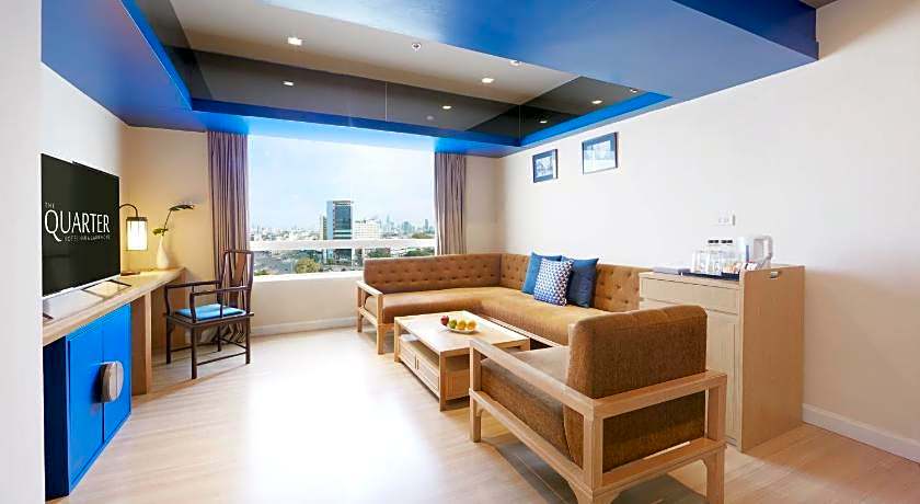 The Quarter Hualamphong by UHG