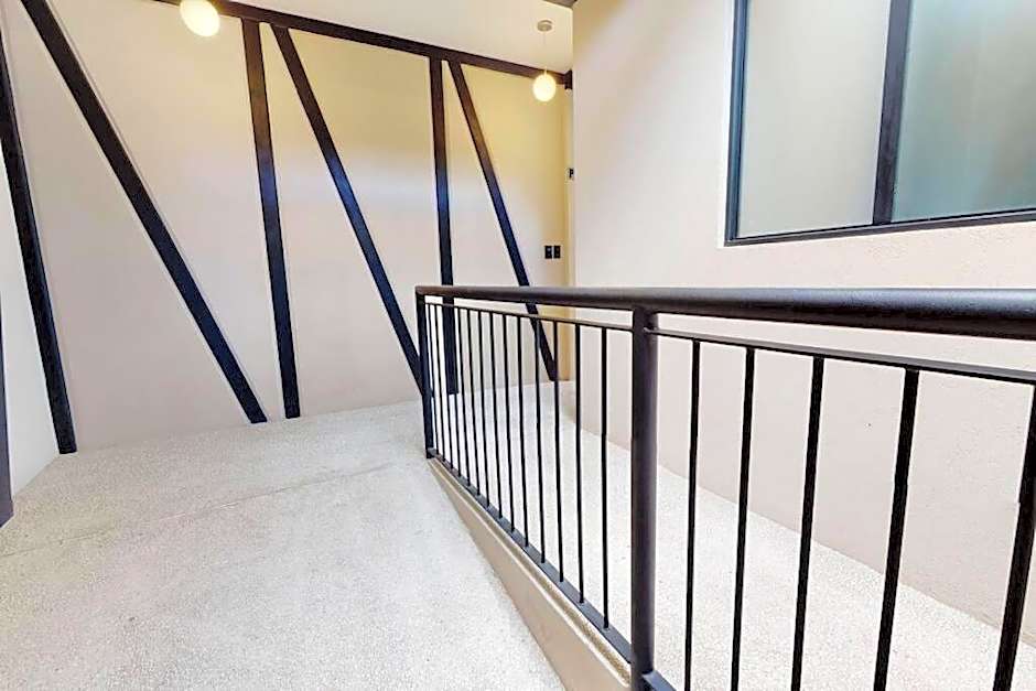 3Ph Amazing 2Bdrm 2bath private terrace fits 10