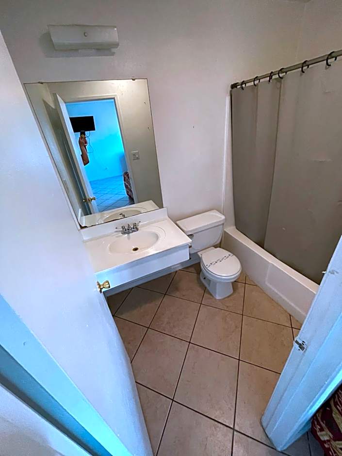 Crown Inn & Suites