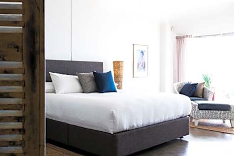 Luxury Two-Bedroom Waterfront Apartment - The Warehouse