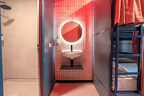 Single Bed in Female Dormitory Room 4 pax