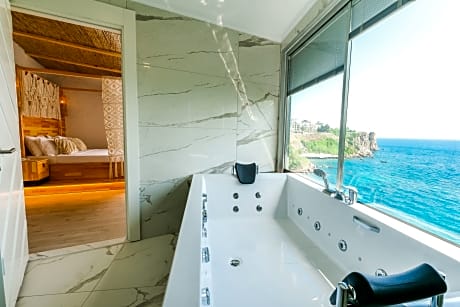 Deluxe Suite Jacuzzi with Seaview