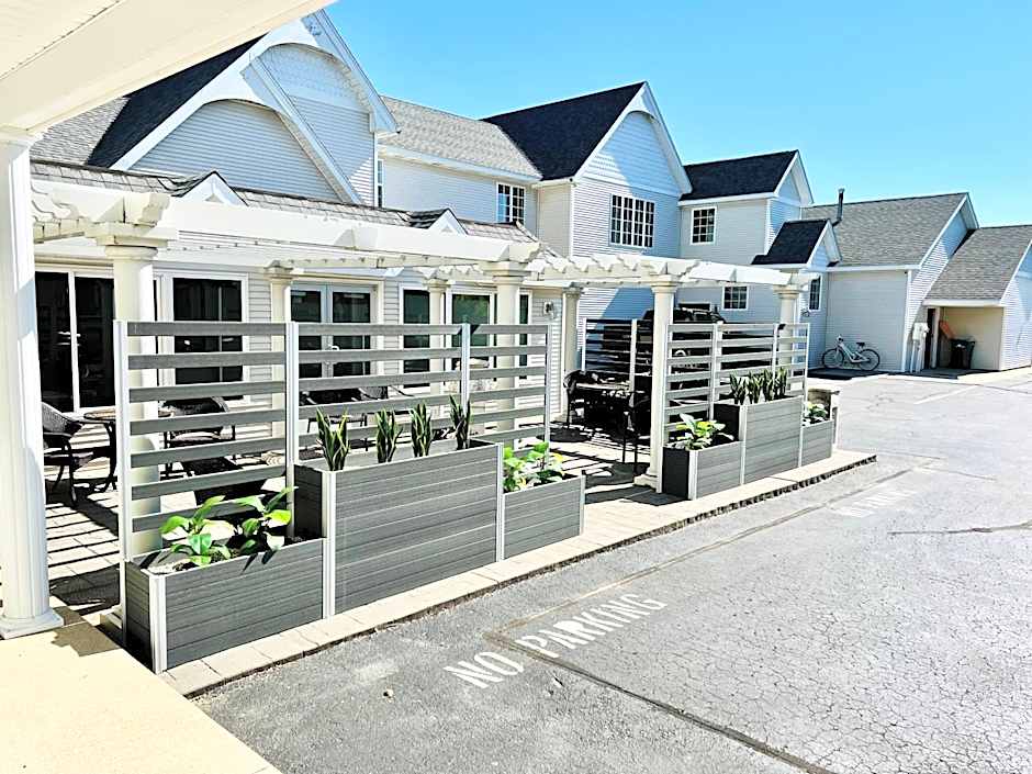 Court Plaza Inn & Suites of Mackinaw