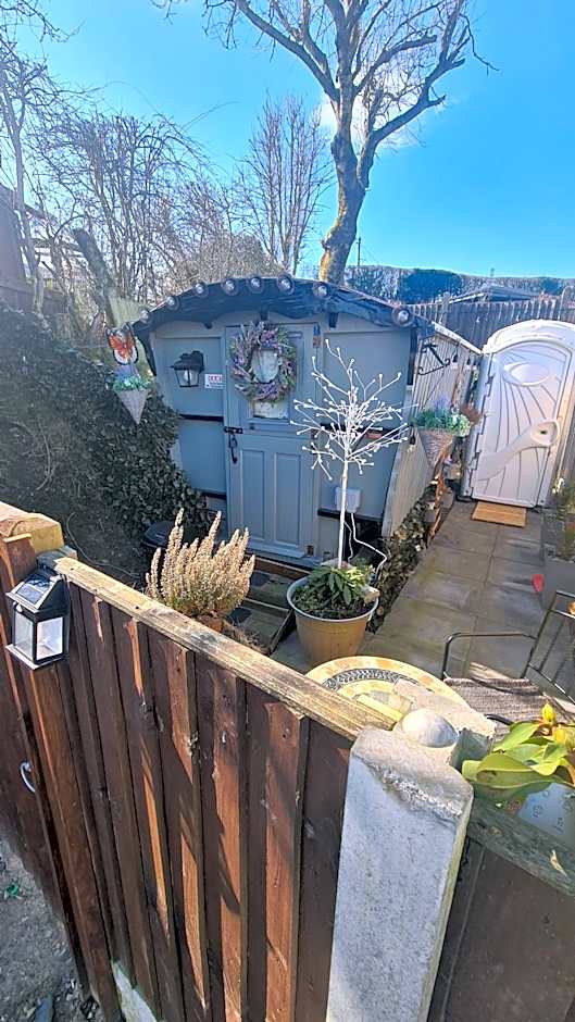 Blue bells Small but quirky & Cozy Shepherd's Hut