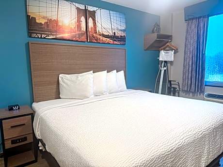 King Room with Roll-In Shower - Mobility/Hearing Accessible - Non-Smoking