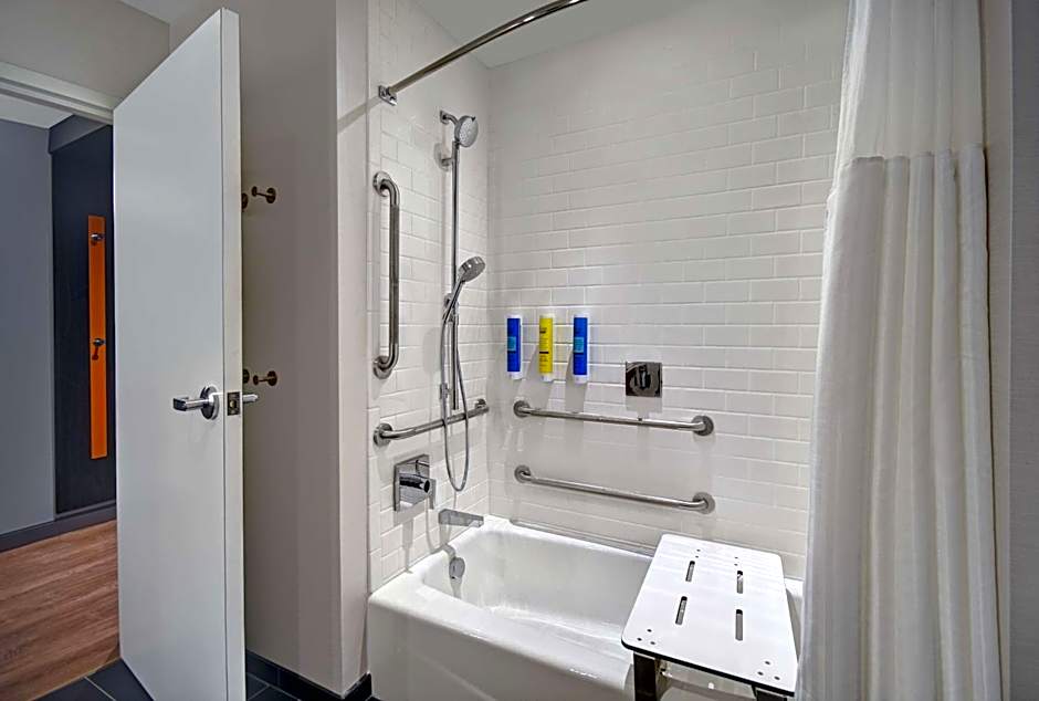 Tru By Hilton Troy Detroit, MI