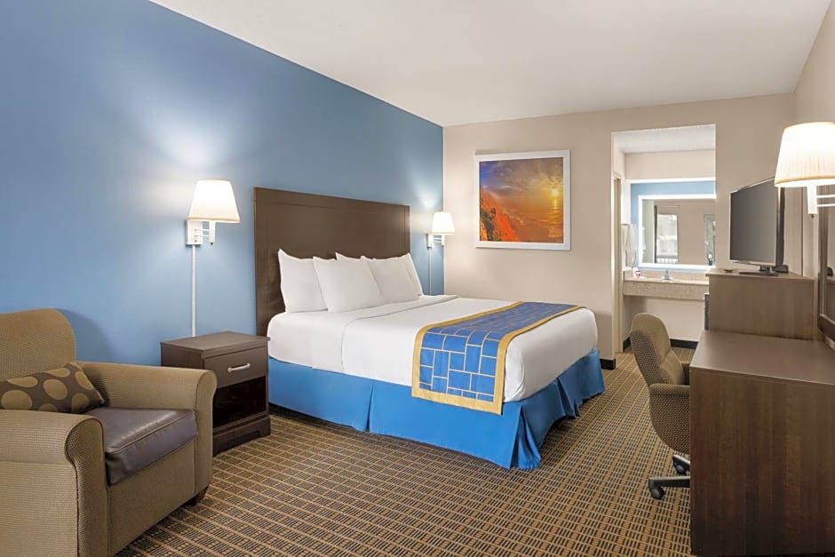 Days Inn & Suites by Wyndham Savannah Midtown