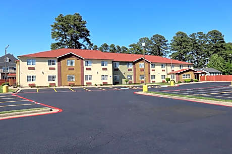 HomeTown Inn & Suites