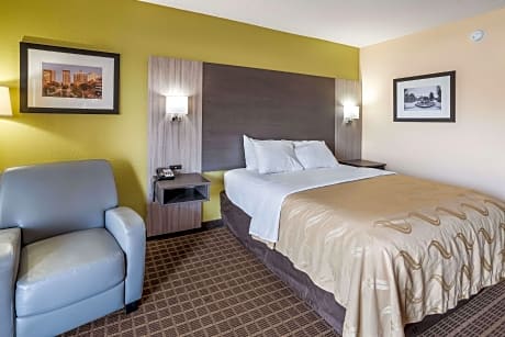 1 King Bed, Nonsmoking, Accessible