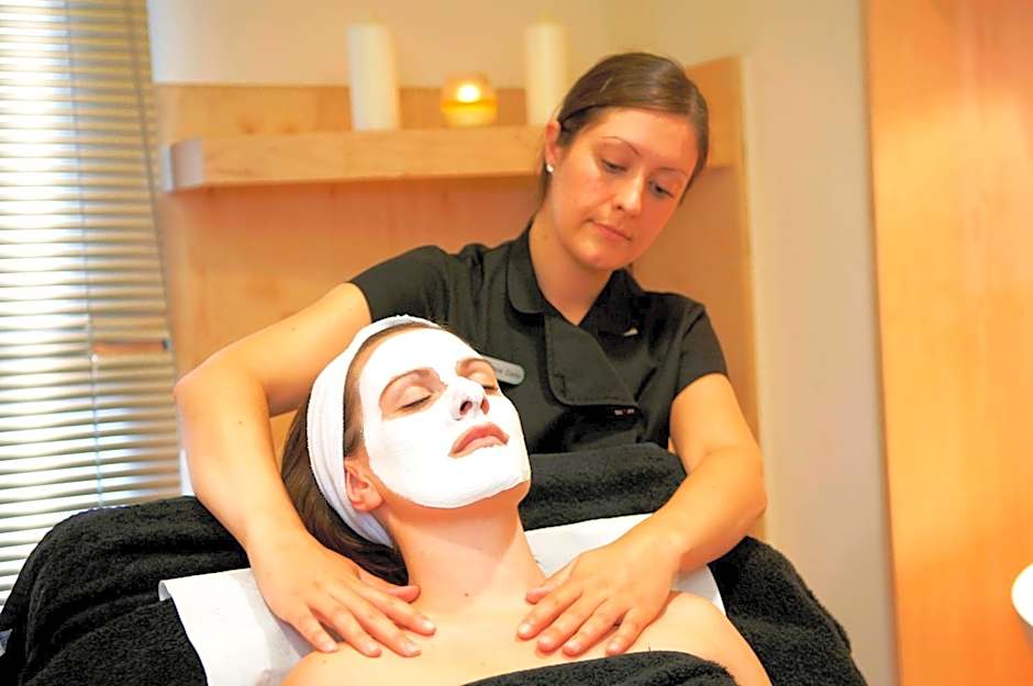 Burleigh Court Hotel and Leisure