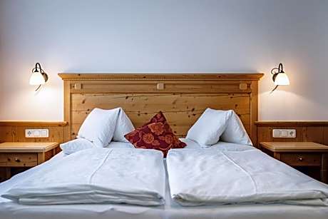 Deluxe Double Room (2 Adults + 1 Child)