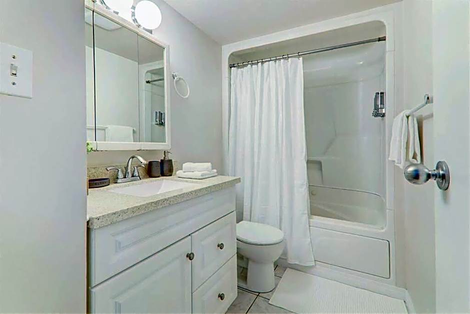 Roomy Top Floor at Stampede w Free Parking and AC