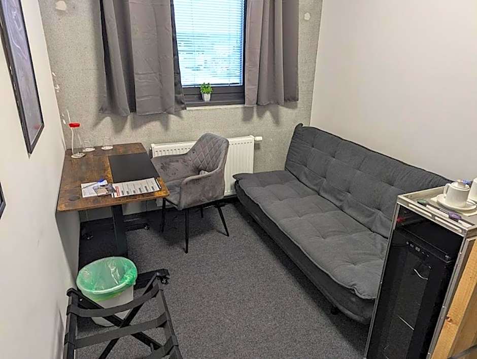 BUSINESS-MOTEL free WiFi & massage, air-con, XXL-Parking, Wallbox, Smart TV, Video-Security