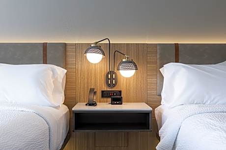 2 Queen Standard Communications Accessible