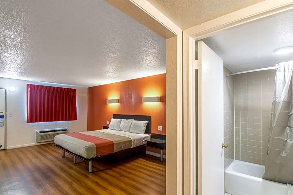 Motel 6-Clinton, OK