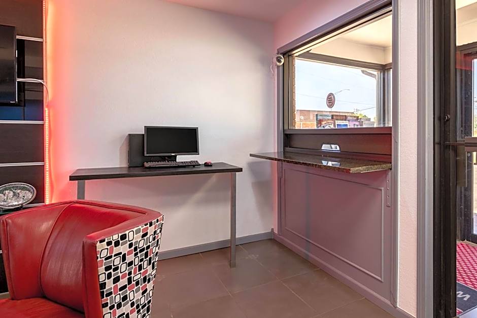 Econo Lodge Inn & Suites Enid South