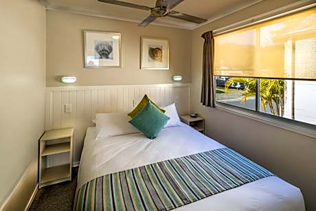 Waterfront Spa Cabin (2BR) - No pets allowed